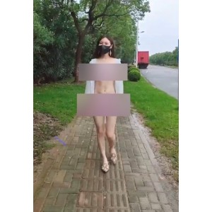 网红{{网红名字}}火辣秀场：超大尺特写床上功夫，美貌改变世界