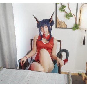 神樂坂真冬Cosplay女神精彩演出：白色丝袜、蝴蝶结、鹿角等经典动漫宅男资源