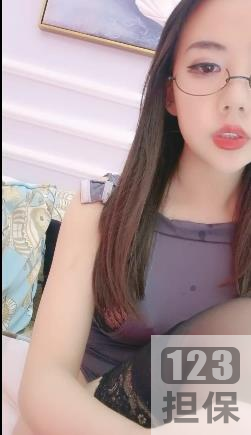 网红{{网红名字}}推荐：白皙粉嫩大长腿网红{{杜撰的姓名}}，性感丝绒，黑白眼镜，骚气十足！