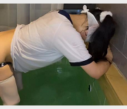 给力四射！穿体C服浴池玩耍，让你被金猪拱了一样！