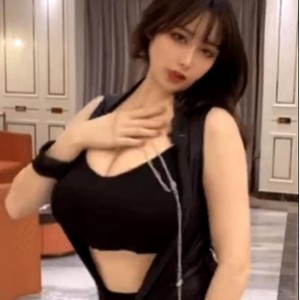 斗鱼极品女神主播小九：F熊大长腿，自拍照无敌颜值！