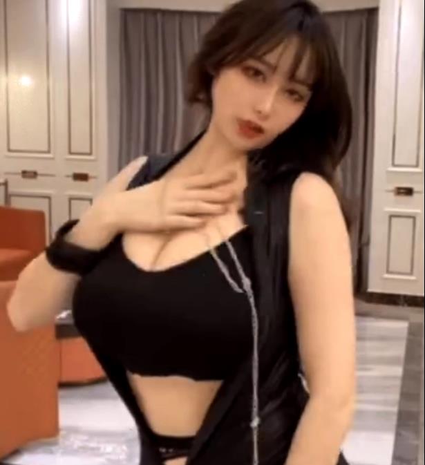 斗鱼极品女神主播小九：F熊大长腿，自拍照无敌颜值！