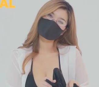 最新一期《中国企业家》,马云和王健林打起来了。