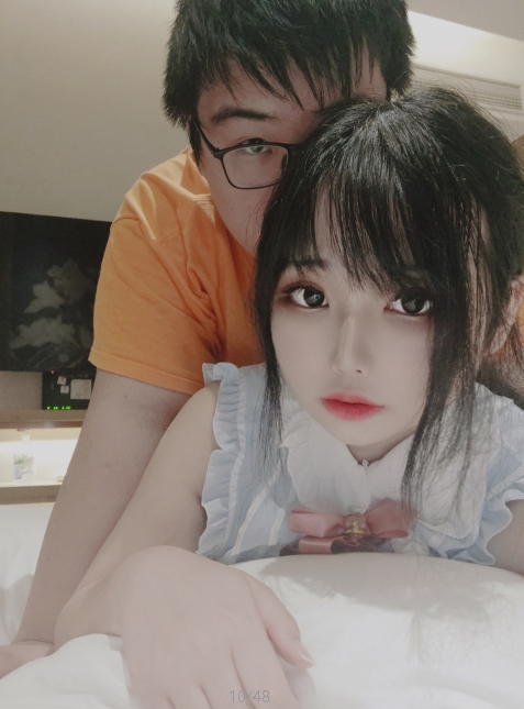 某推人气小舞酱精彩集锦:她用身体在直播,而粉丝在听她的歌。