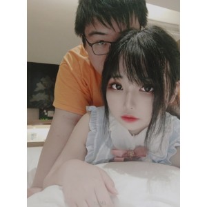 某推人气小舞酱精彩集锦:她用身体在直播,而粉丝在听她的歌。