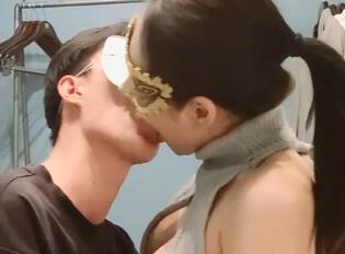 亨利夫妇贡献了“极品美娇妻”的称号,但两人却是在与单男约会。