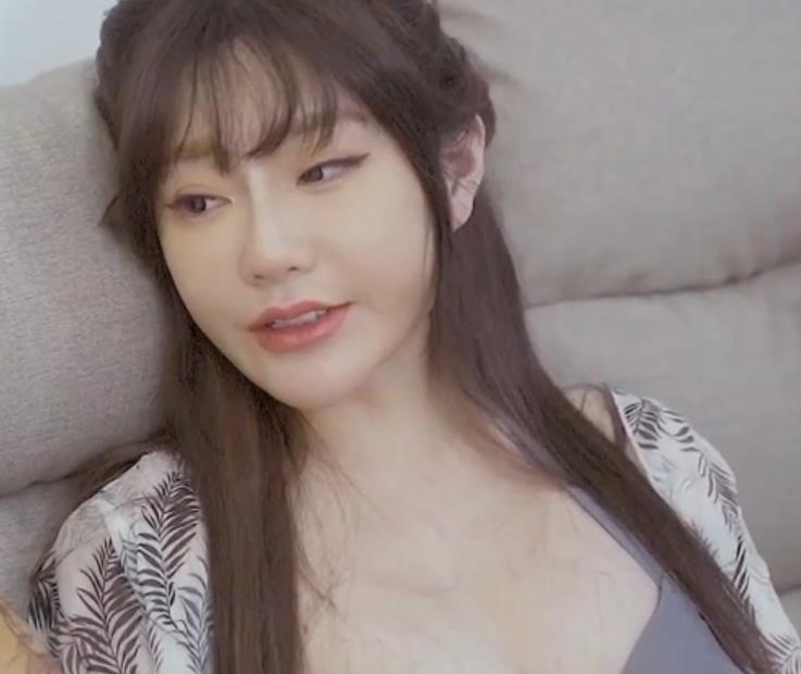 一个被沈南鹏和何伯权捧在手心里的女人,却是一个在夏夜“放荡”的女人。