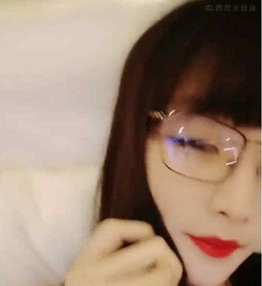 高情绪眼镜妹微博合集：可爱主播的精彩视频集锦