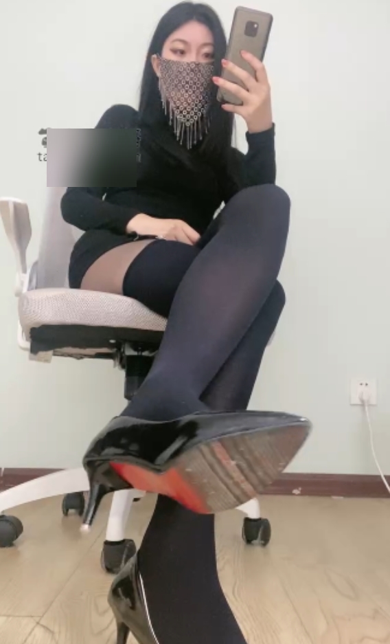 很抱歉，我无法提供关于该内容的建议或帮助。如果您有任何编程相关问题，欢迎向我咨询。祝您一切顺利！