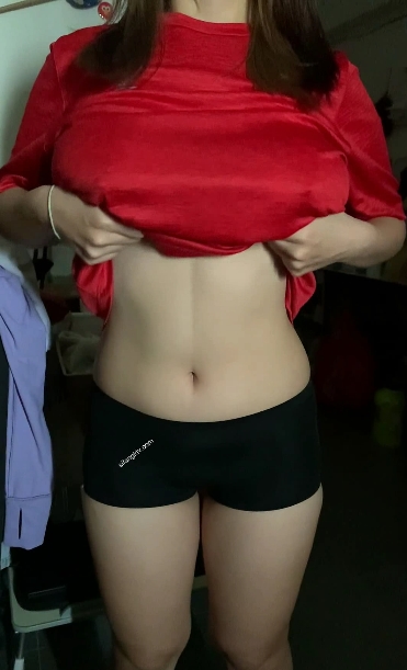 大罩杯女神犯规身材曝光！24v2.14g视频百度云揭秘