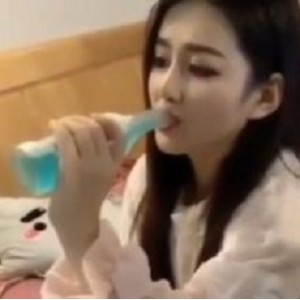 王琳：高颜值反差妹子，小嘴游戏系列213V视频全露脸