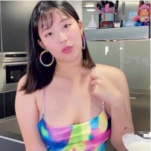 上海留学生欧祖儿高跟鞋长裙厨房互动男同学视频