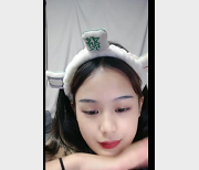 甜美卡哇伊嫩妹妹自拍直播全漏2小时52分钟，古灵精怪搞怪尬聊