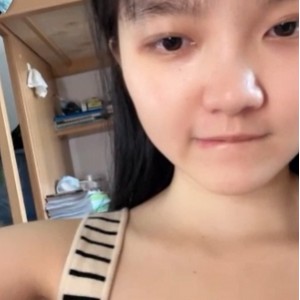 学妹宿舍大胆流血洗澡表演视频10v+19g百度盘