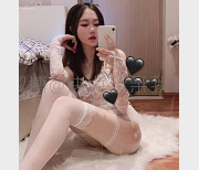 社保姬推特上的精彩表现，脸蛋姣好人瘦奶大M腿红唇婚纱，快点亲亲我呀！