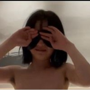 清纯女高学妹自拍作品，22分钟1V-2.1G，嫩无保护CC声音女在上