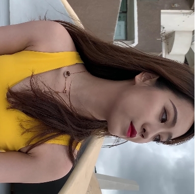 黄色紧身裤美女户外私拍-魅力四释放美女在户外穿着黄色紧身裤进行私密拍摄