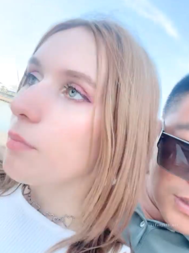 无屏障进入的户外挑战者与海边搭讪的精选女神