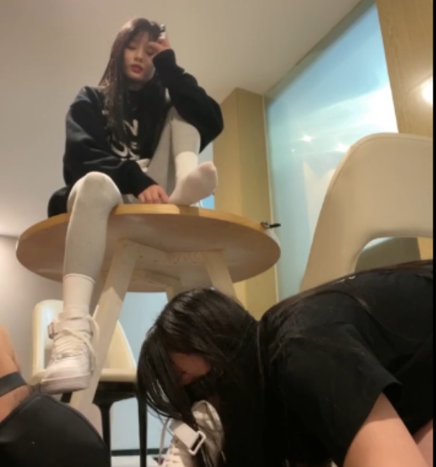 nu+nu奴下奴cos麻衣学姐舔裸足红绿灯