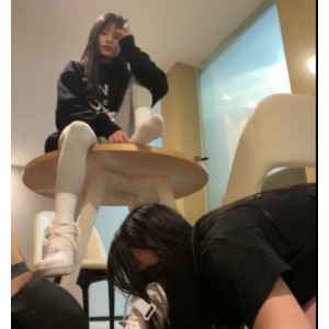 nu+nu奴下奴cos麻衣学姐舔裸足红绿灯