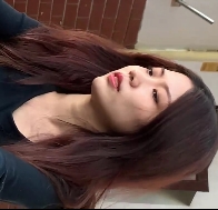 美女穿牛仔裤展现翘臀和长腿的视频分享