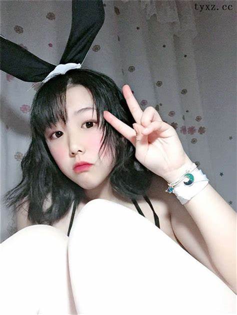 网红快手主播福利两套奶酪陷阱作品，全能型极致身材，袒露胸脯丰乳，优柔动作，衣架发夹，高颜值粉丝必备！