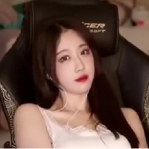 轩子巨2兔A失眠R福利篇：少妇装黑白丝袜，高能提醒！转载搬运百度盘