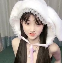 性感尤物美少女：吊带玩穴玩弄