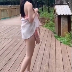 《勇敢追求美的艺术家：网红娜娜的展示艺术家之旅》