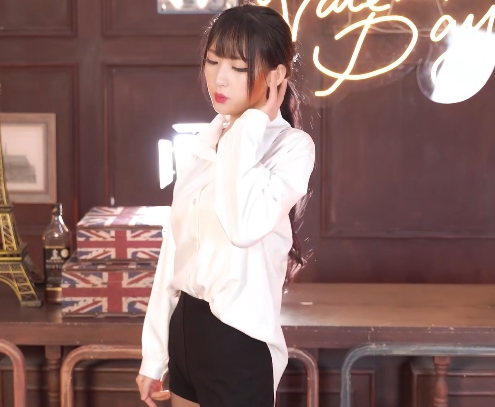 网红{{网红名字}}演绎热舞《一分一秒含住你的大棒子》，激发给力兴奋情绪！