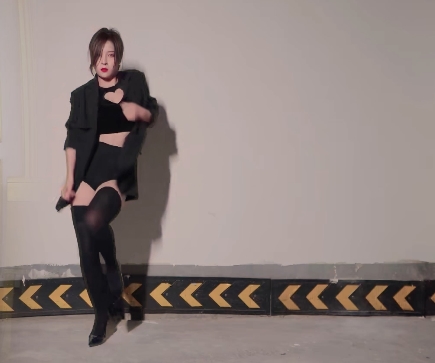 网红{{网红名字}}演绎热舞《一分一秒含住你的大棒子》，激发给力兴奋情绪！