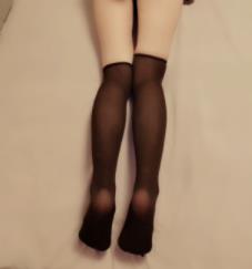 超模网红{{网红名字}}的私人玩物未散播作品:以服装、黑丝、大车灯为主角,让你瞬间沉浸其中!