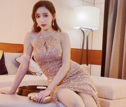 网红女神王馨瑶，穿着金色礼服，展现女性优雅与魅力