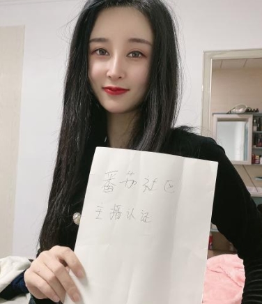 最美真实空姐_迷人蔓CC作品网红蔓CC穿着空姐服装飞翔，美景动人，激励人们勇敢追求梦想！