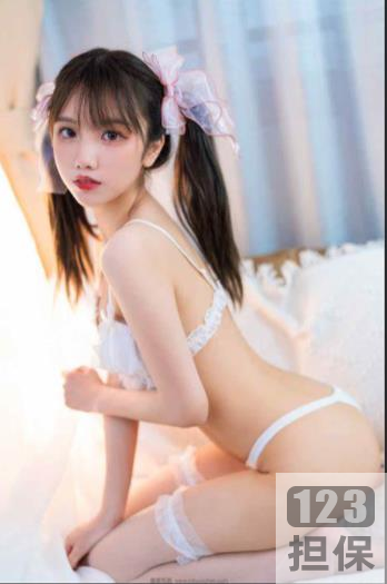 网红人间尤物果咩酱w全新写真无修大礼包：烫金发、短T、酱油W、画质、剧情、猫耳朵、斑点裙，让你心动不已