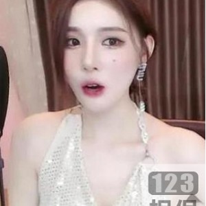 《小水熙：斗鱼红人，让你享受精彩的游戏直播、唱歌跳舞、搞笑段子以及对{{关键词20}}的深入解读》