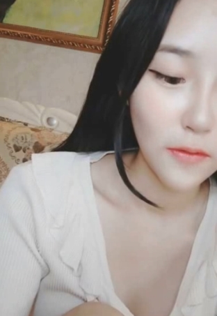 女神柯妹一字马合集：某平台排行榜热门，自我管理，家中看直播，拥有更多粉丝