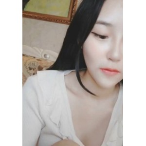 女神柯妹一字马合集：某平台排行榜热门，自我管理，家中看直播，拥有更多粉丝