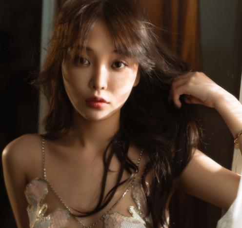 高端摄影师玫瑰娅幺幺茶超唯美私拍散播。