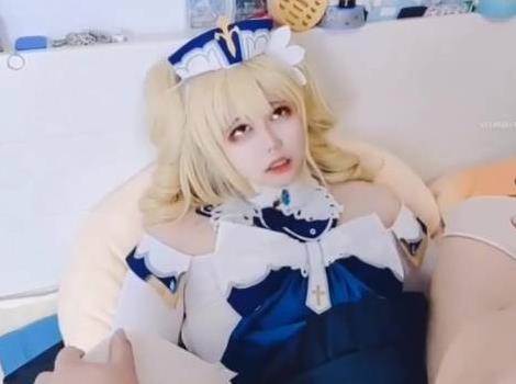 伪娘们肉身挡住了两个老哥的进攻,但你们能挡得住小拳拳吗?