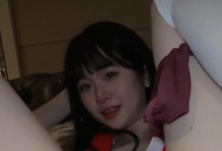 FC2平台18岁初恋型小姐姐车衣视频，58分钟刷屏论坛