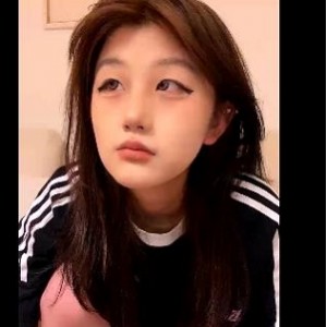 7月29日直播3V1.6G主播曼小狗自拍，七彩颜值身材社保姬，有钱人的小平台车灯秀