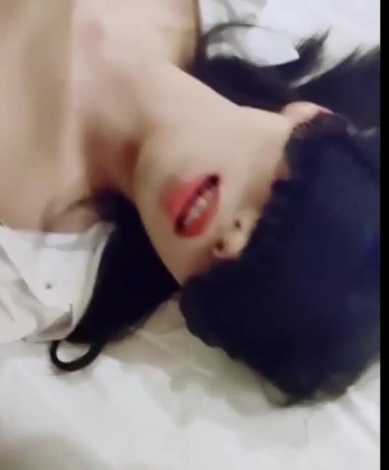 298元超值推特大神飓风15V2.4G资源：R妻绿帽棒棒糖特写，Y荡气息下水道多人场景，下载观看！