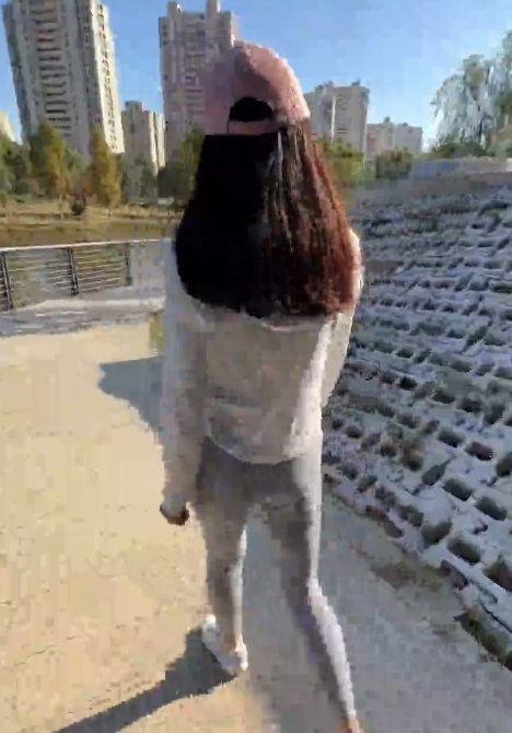 娇美文职淑女：海角视频1个版本，182兆视频大小