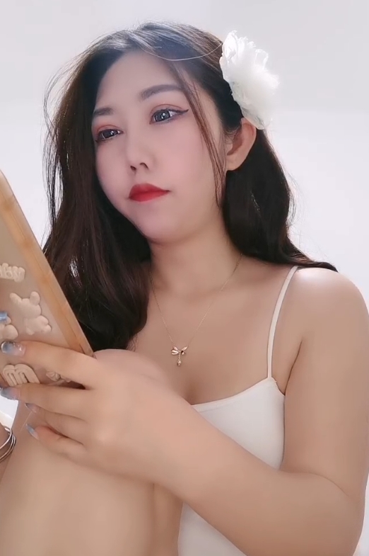 御姐级别女演员放飞自我狂花V5，3.93G视频惊艳上线