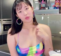 推特留学生厨房给力大战欧祖儿最新合集373MB，性感长裙与男同学互动