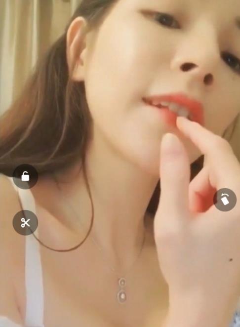 网红快手白嫩搔货哆啦最新合集1.1G，直播互动撩人