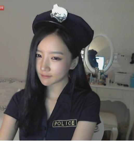 抖音丰满型御姐如懿最新自拍合集1V643M，古装韵味，富二代女友角色