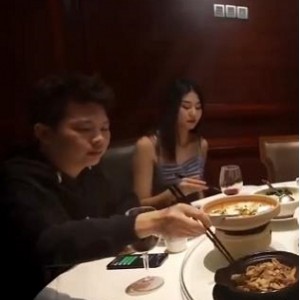 快手自拍天花板堕落人Q四部大合集4V1.8G，超万人好评，精彩连载！