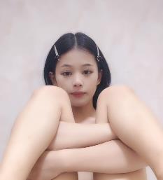 自拍平台可爱小易最新合集2V4G，男友出镜棒棒糖！